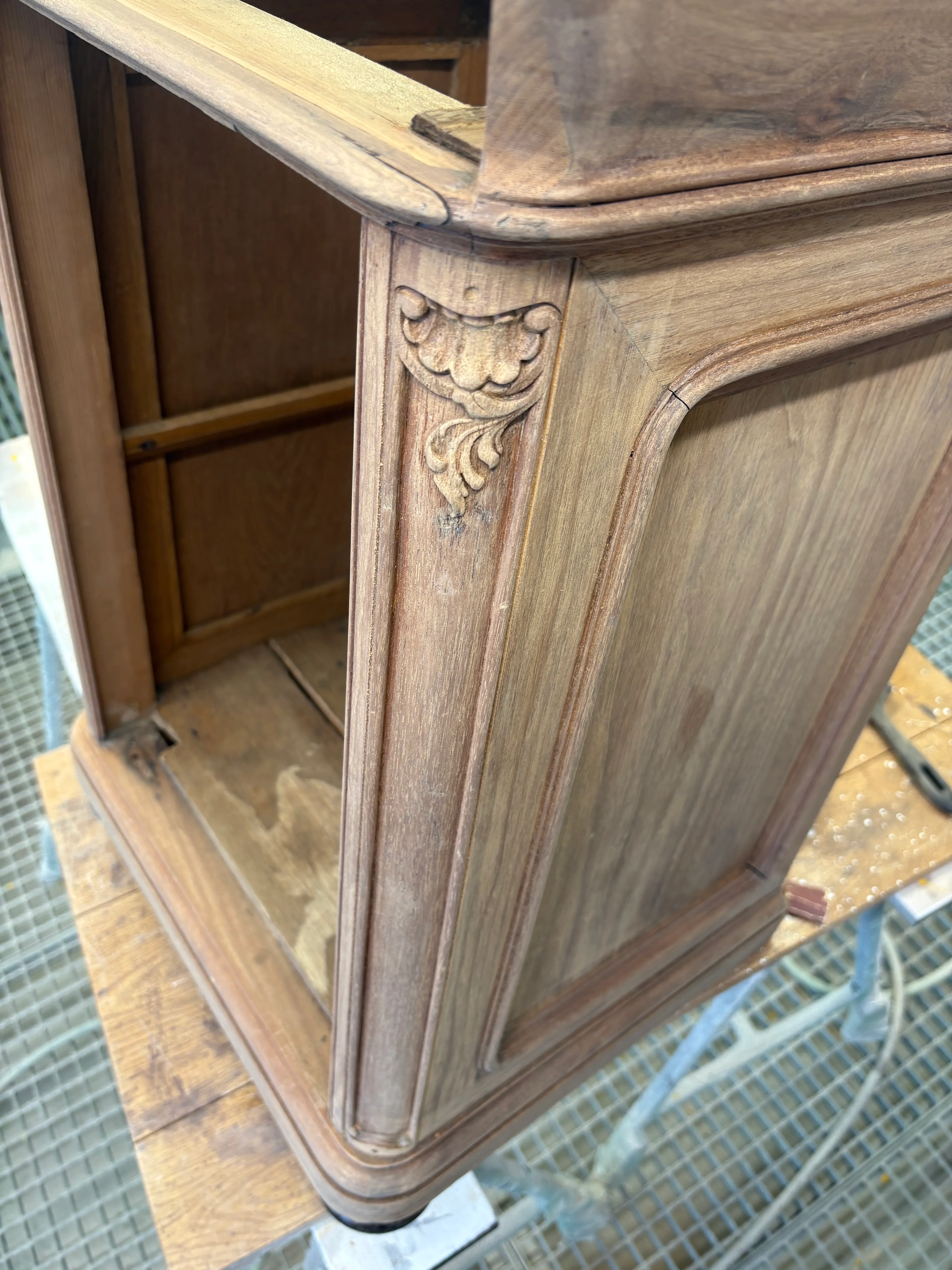 Detail citlivě renovované historické dřevěné skříňky