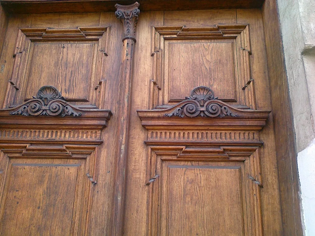 Detail historických dřevěných dveří s ornamenty