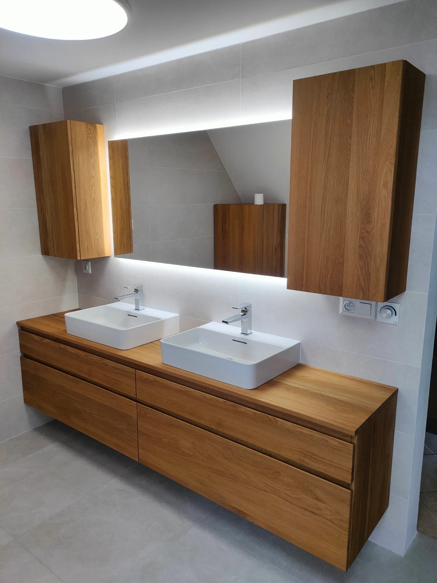 Koupelna s dřevěným nábytkem podle architektonického návrhu