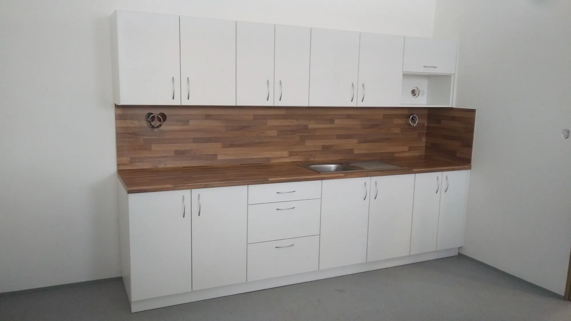 Kuchyňský kout s připravenými rozvody a instalacemi